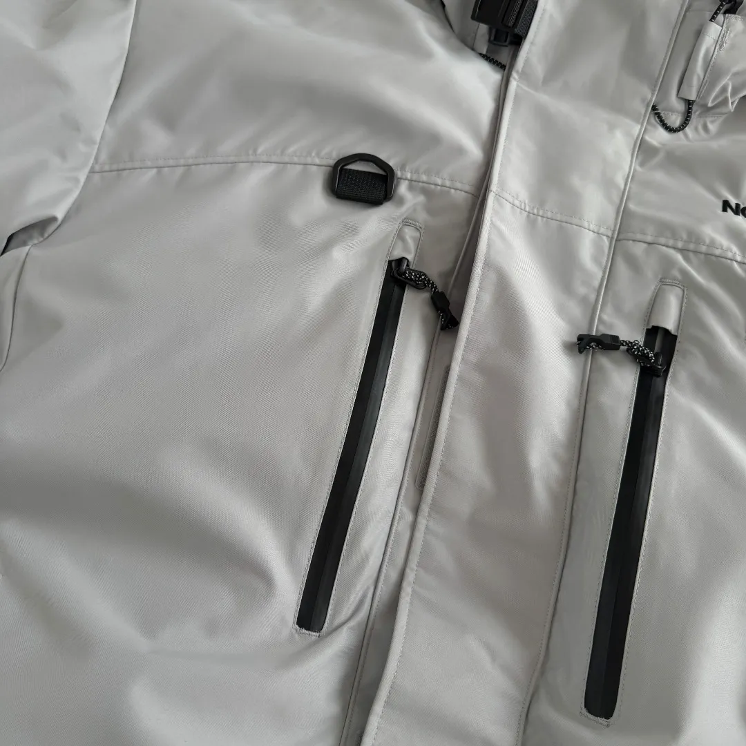 💰P390 Self-photographed. Colleagues please do not pass it off as inferior or stolen pictures! Style number: Y 66-𝗧𝗵𝗲 𝗡𝗼𝗿𝘁𝗵 𝗙𝗮𝗰𝗲｜Japanese version of North Face RETROHIMALAYAN Peak Himalayan Mountaineering Series hooded down jacket ‼ ️Can be recommended! Long-term availability, non-stop supply! Notes on returns and exchanges within 15 days of after-sales arrival: 1: Affecting 2 sales 2: Tag removal 3: Clothes have odor (such as perfume, etc.) These are not supported for returns and exchanges. Others are returned and exchanged normally! 4: If you encounter the wrong goods, wrong size, dirty damage, etc., you can contact online customer service as soon as possible to make up for the return shipping cost [Team studio, physical stall Wholesale customers, group purchasing agents, Internet celebrity supply private chat! 】 -The top original replica version refers to the highest version in China (there is no one). Our products must be high-quality (make a piece of clothing that is ZP when placed in the counter) - Filled with down cotton inside, good fluffiness, excellent thermal insulation effect. One piece is enough in winter. High Quality In Stock, can be recommended as the main product -Customized original waterproof fabric -Three-label accessories, complete accessories, original hardware Fabric: Customized 14D high-strength nylon fabric, thick texture, waterproof fabric, tear-resistant, using ZP consistent single-layer fabric (non-commercial currency contains gallbladder) Embroidery: Japanese Behringer embroidery machine, custom-made 10,000-needle electric embroidery, using imported No. 7 needles and imported embroidery thread, the embroidery is full and three-dimensional, 100% restored to ZP. Accessories: Use original Yoshida YKK zipper, with clear lettering, high weight, and can withstand 100,000 pulls and wear. Drawstring, multi-function buckle, Velcro, washable label, laser anti-counterfeiting, all are original molded 1:1 pairs at the counter, making down cotton woven categories, making an original product with heart, so that every customer has the confidence to introduce to his customers: This is the top replica version in China. Color: Black Gray Size: S M L XL XXL